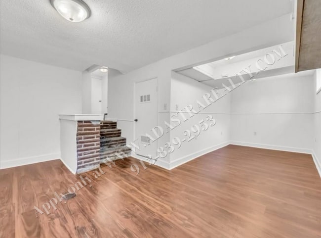 Building Photo - Updated 4 Bed 2 Bath Home in Lees Summit-C...