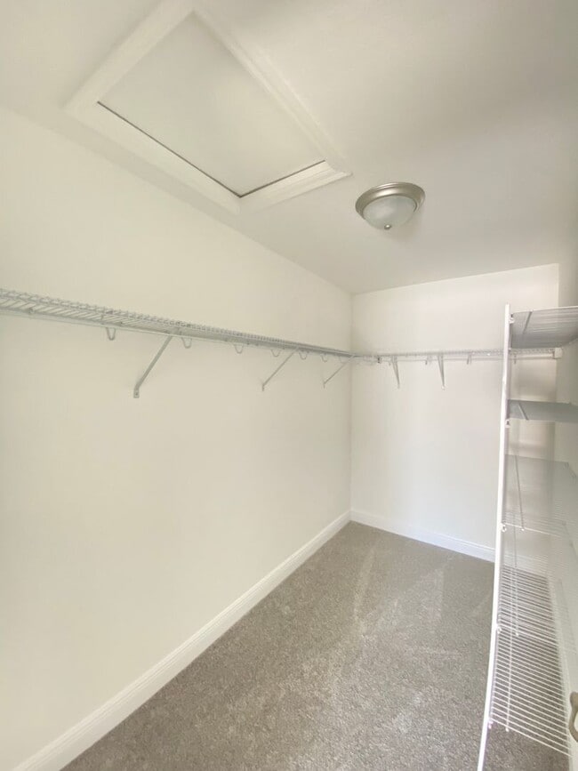 Building Photo - Desirable SW Ocala Neighborhood 4/2/2 *WON'T LAST*