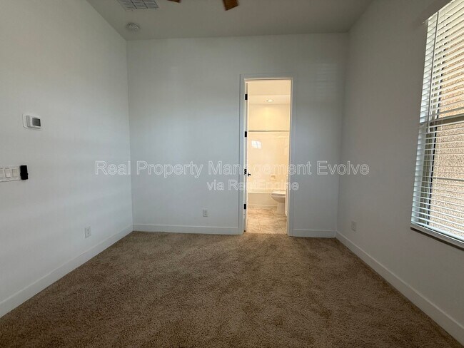 Building Photo - 8723 W Vista Ave