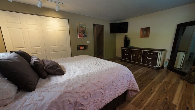 Building Photo - Beautifully remodeled 3 bedroom, 2 bathroom single family in South Nashua