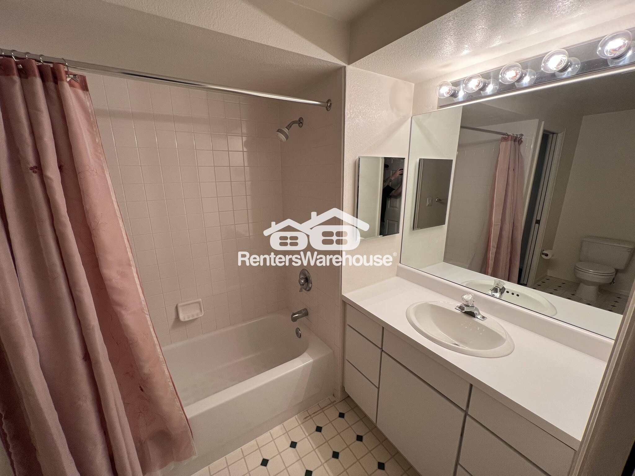 Building Photo - 9147 Woodland Dr