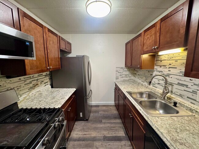 Building Photo - 270 Shorewood Dr