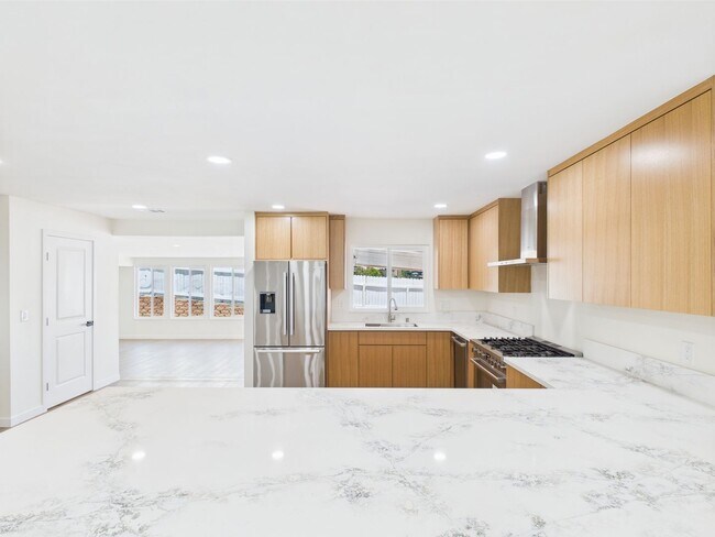 Building Photo - Modern Luxury 3x2 home in the Heart of Vista