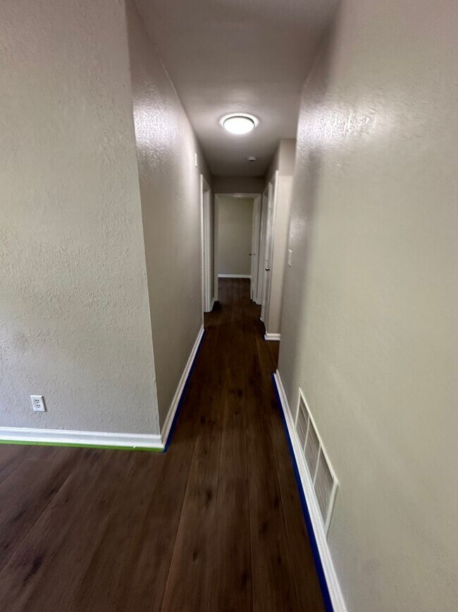 Building Photo - 4 bed 1 bath