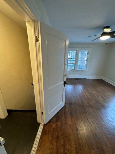 Building Photo - 306 N Fairview Ave