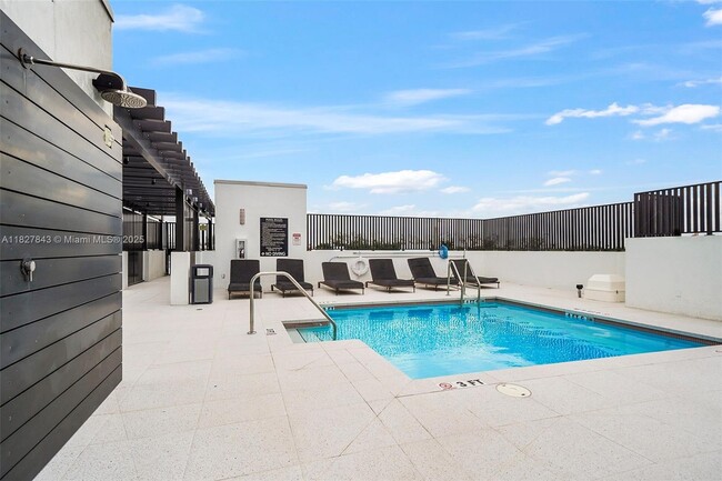 Building Photo - Ten30