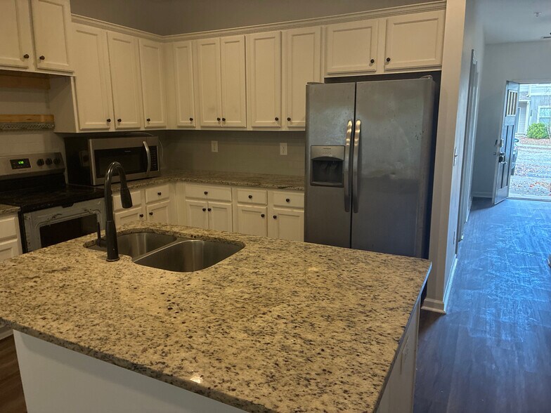 Building Photo - Room in Townhome on Bayrose Cir