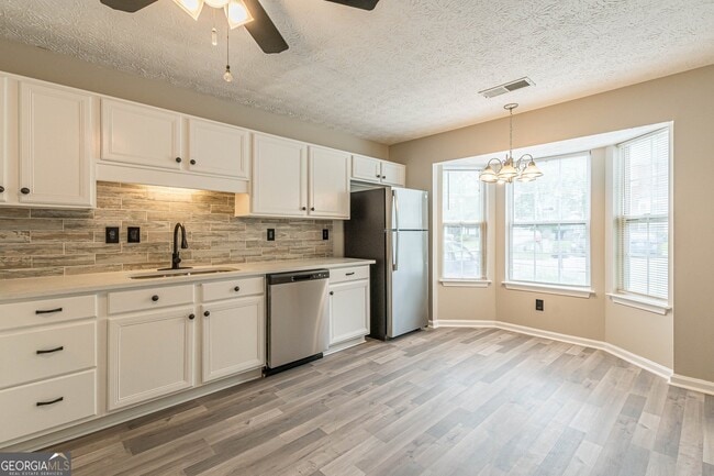 Building Photo - 5895 Hampton Ct