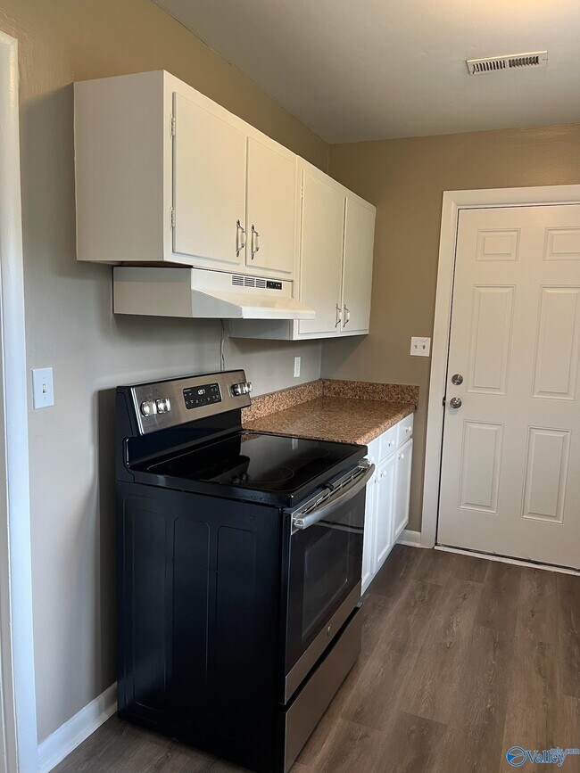 Building Photo - 1002 Lowell Dr SE