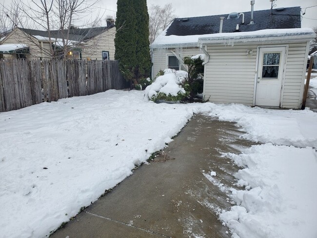 Building Photo - 2 Bedroom Single Family Ranch