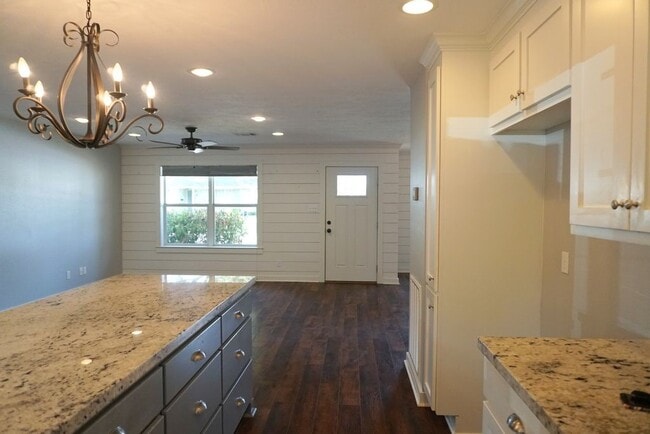 Building Photo - 210 Baber St