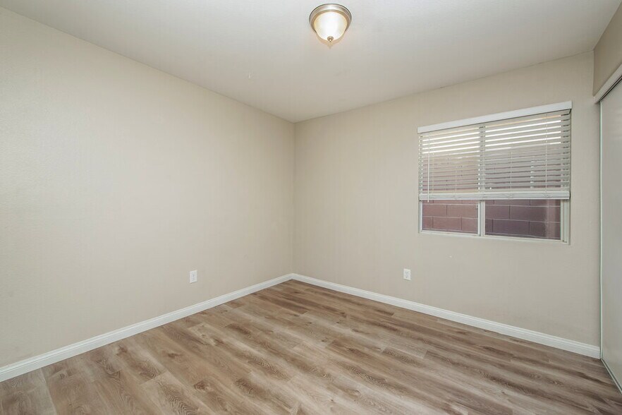 Building Photo - 8016 W Shady Glen Ave