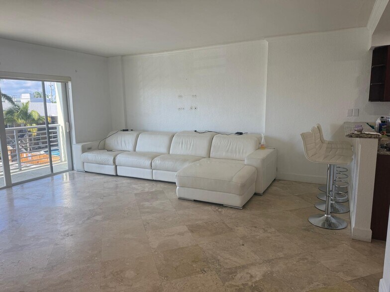 Building Photo - 2900 NE 30th St