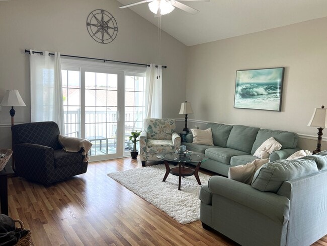 Building Photo - Beautifully Furnished 2 Bedroom, 2 Bath Co...