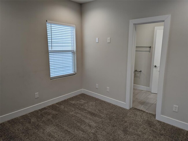 Building Photo - 3344 Pinemont Dr