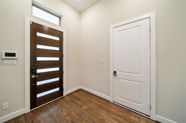 Building Photo - 5815 E Post Oak Ln