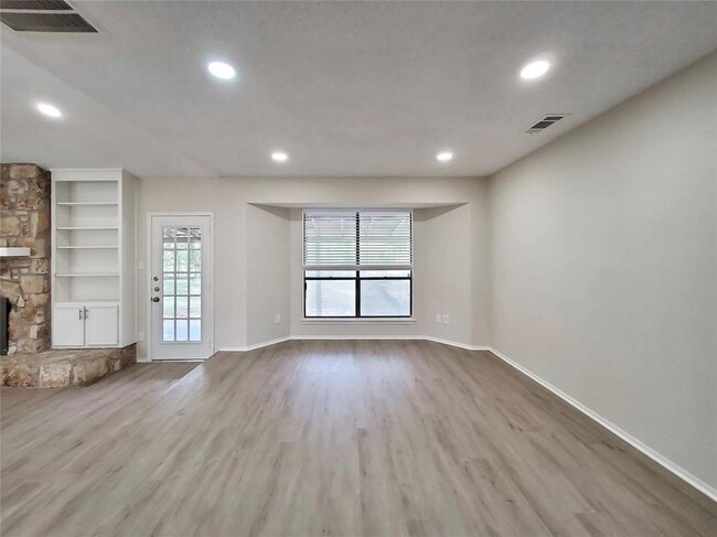 Building Photo - 9512 Meadowheath Dr