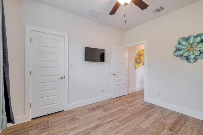 Building Photo - 620 Parkline Dr