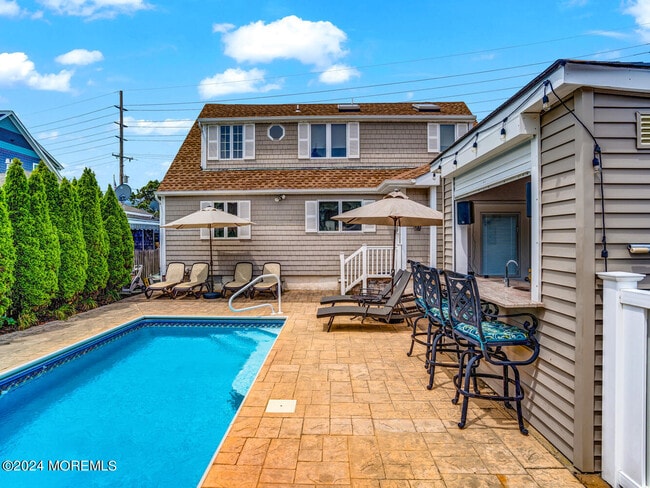 Building Photo - 200 S Bayview Ave