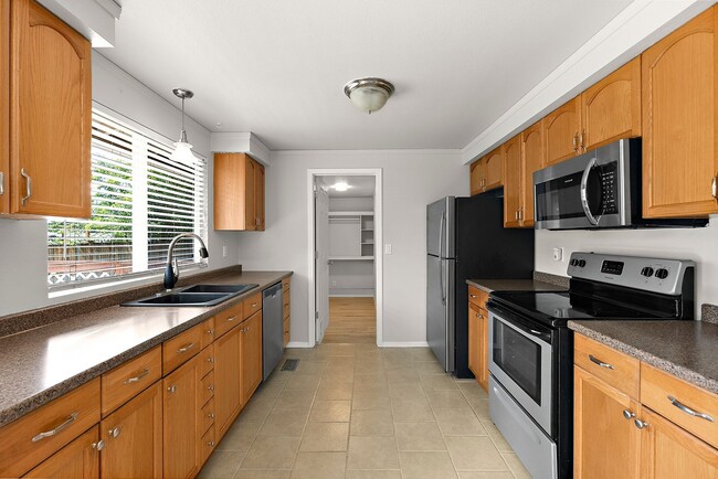 Building Photo - Charming 3-Bed Rental Home in Olympia | Pe...