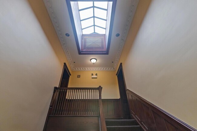 Building Photo - 444 E 48th St