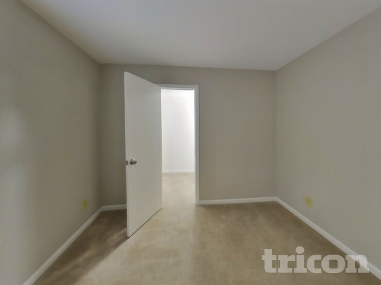 Building Photo - 1296 Edgewater Dr