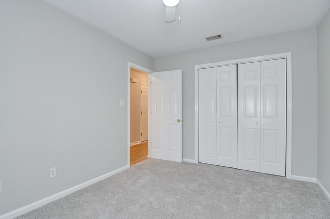 Building Photo - 3 Bedroom 2 Bath Townhouse With Garage