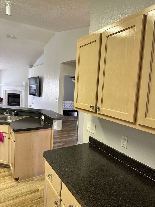Building Photo - Large 4 bed / 3 bath home minutes from Nav...