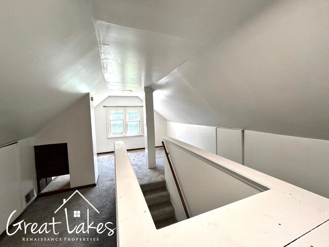 Building Photo - Cozy 2 Bedroom 1 Bathroom now available fo...