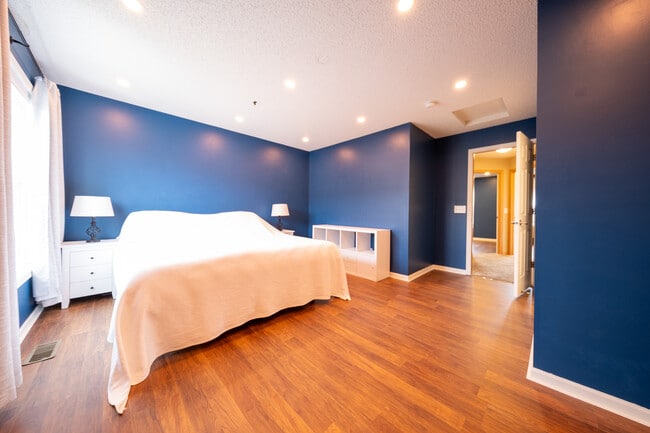 Building Photo - 706 Village Pkwy