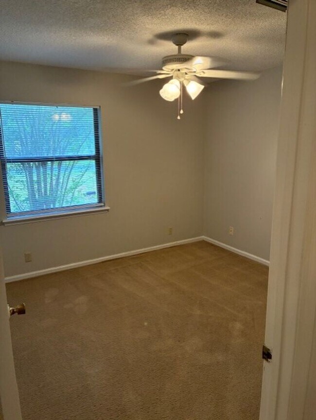 Building Photo - 114 N Woodvalley Dr