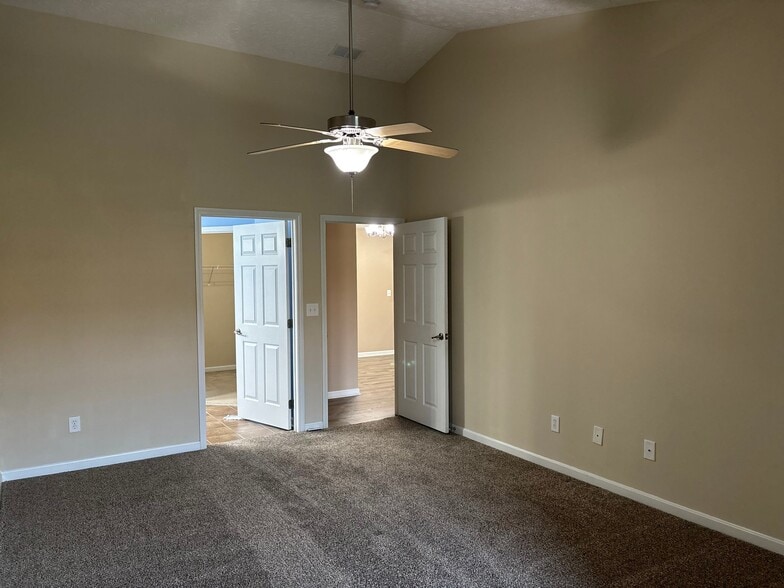 Building Photo - 9400 Clubview Dr