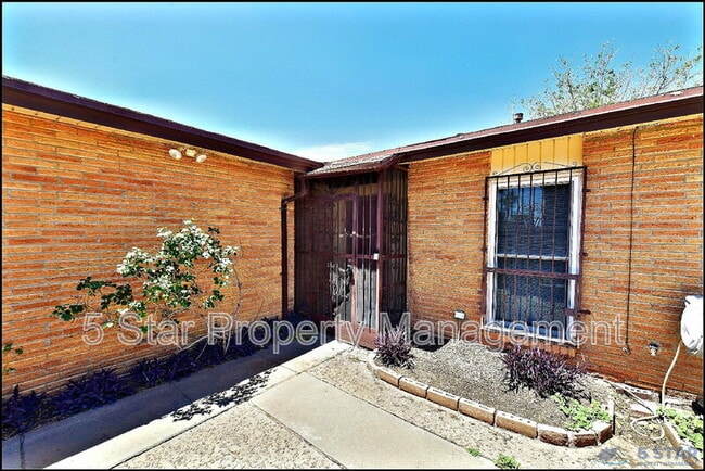 Building Photo - 10117 Mercedes St