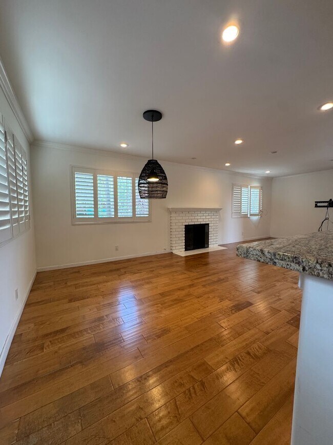 Building Photo - Beautiful 3 Bedroom, 2 Bathroom Home in Prime Santa Monica Location
