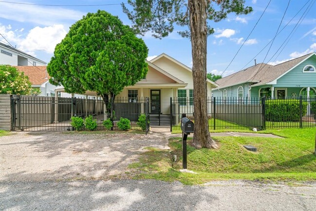 Primary Photo - 212 N Hutcheson St