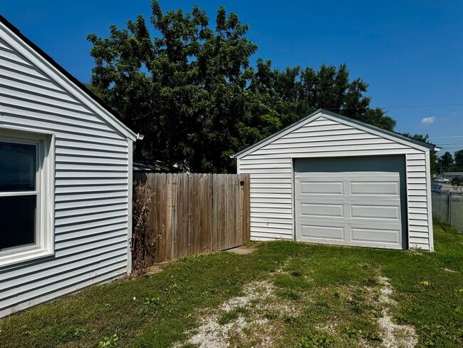 Building Photo - Newly Remodeled Home for Rent in Moline