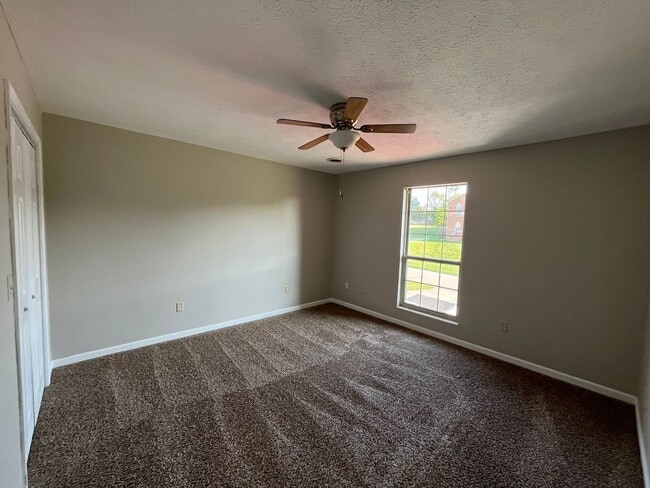 Building Photo - 1611 Meadow Spring Dr