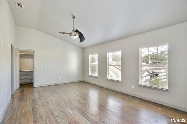 Building Photo - Beautiful 4/4.5 Home with 2 Car Garage in the Heart of Mills-Orlando!