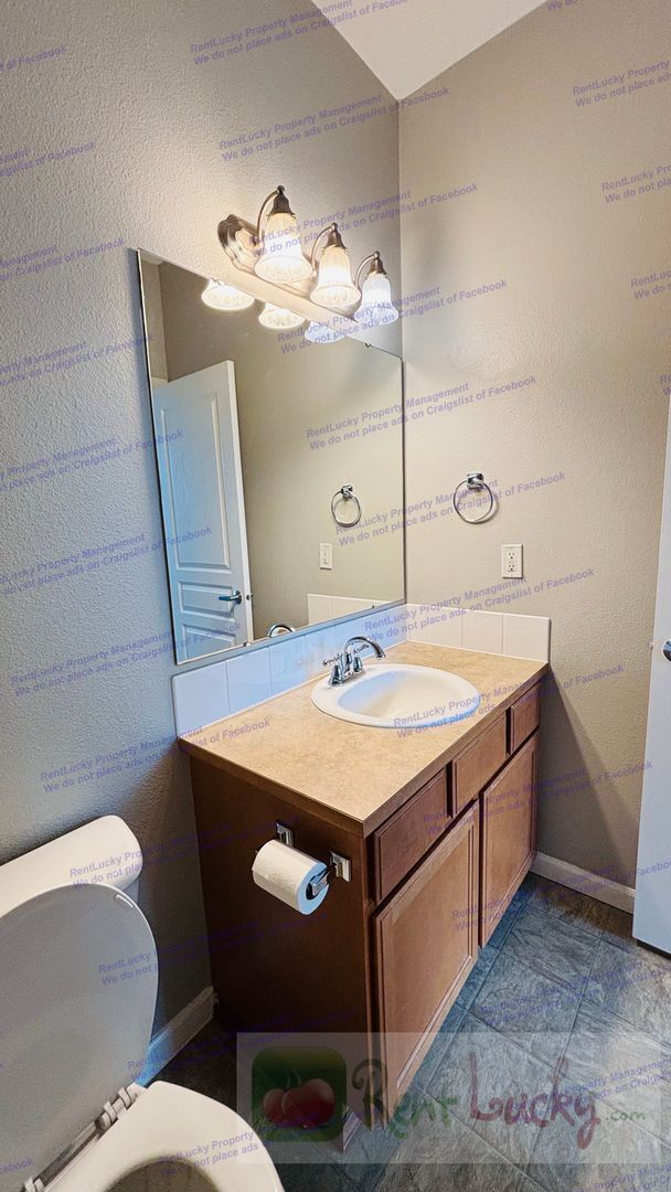 Building Photo - Bright and Spacious Fircrest Townhome in U...