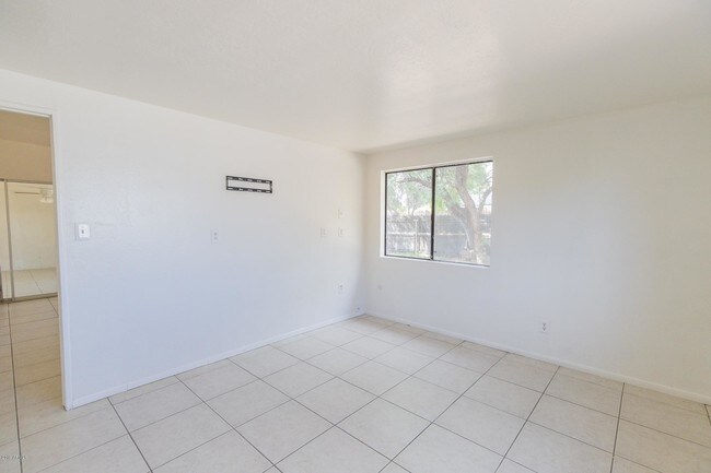 Building Photo - 4016 E Willow Ave