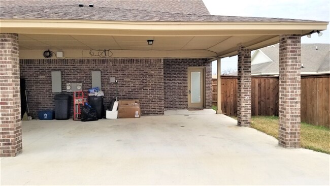 Building Photo - Spacious 2 Story Duplex in Benbrook