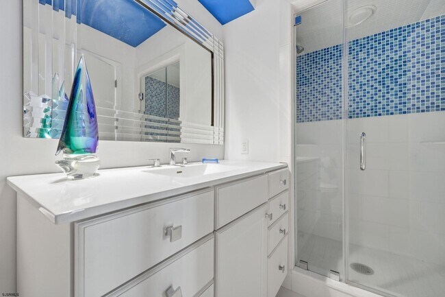 Building Photo - 119 S 11th Ave