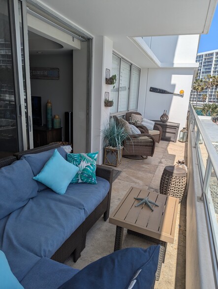 Large balcony with sitting area - 1830 Avenida Del Mundo