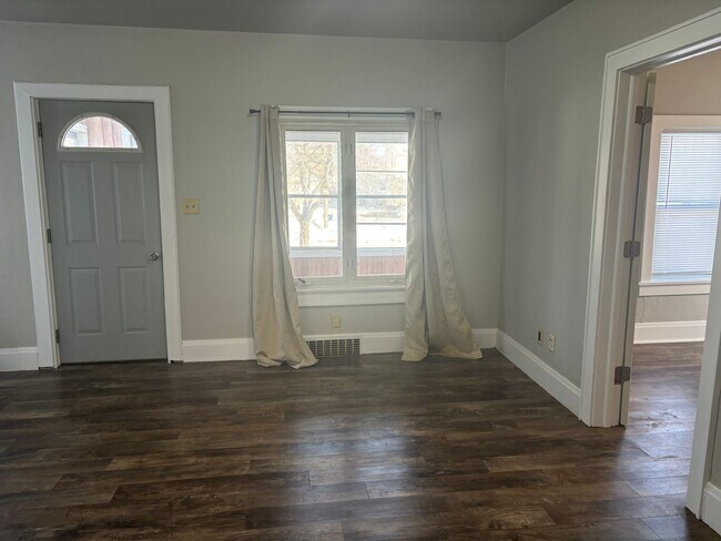 Building Photo - Great Neenah Location