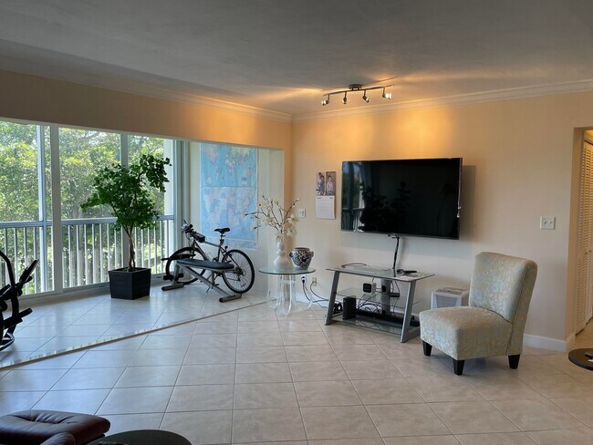 Building Photo - 300 E Royal Palm Rd