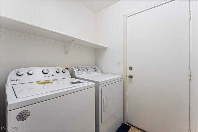 Building Photo - 857 Lantham Pl