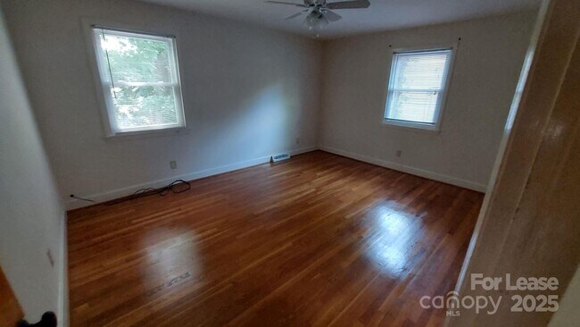 Building Photo - 3813 Selwyn Ave