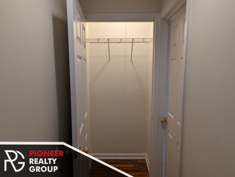 Building Photo - 914 W Dakin St