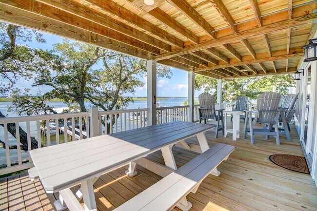 Building Photo - Seasonal Rental: Total Relaxation with Sou...