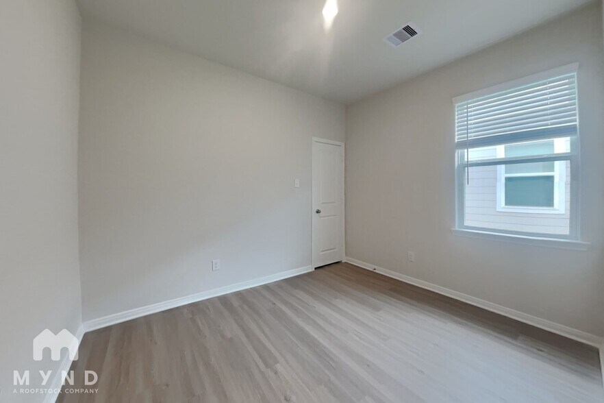 Building Photo - 15431 Maple Ter Dr